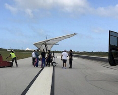 They ask that Cubans who arrived in the US on a hang glider not be deported