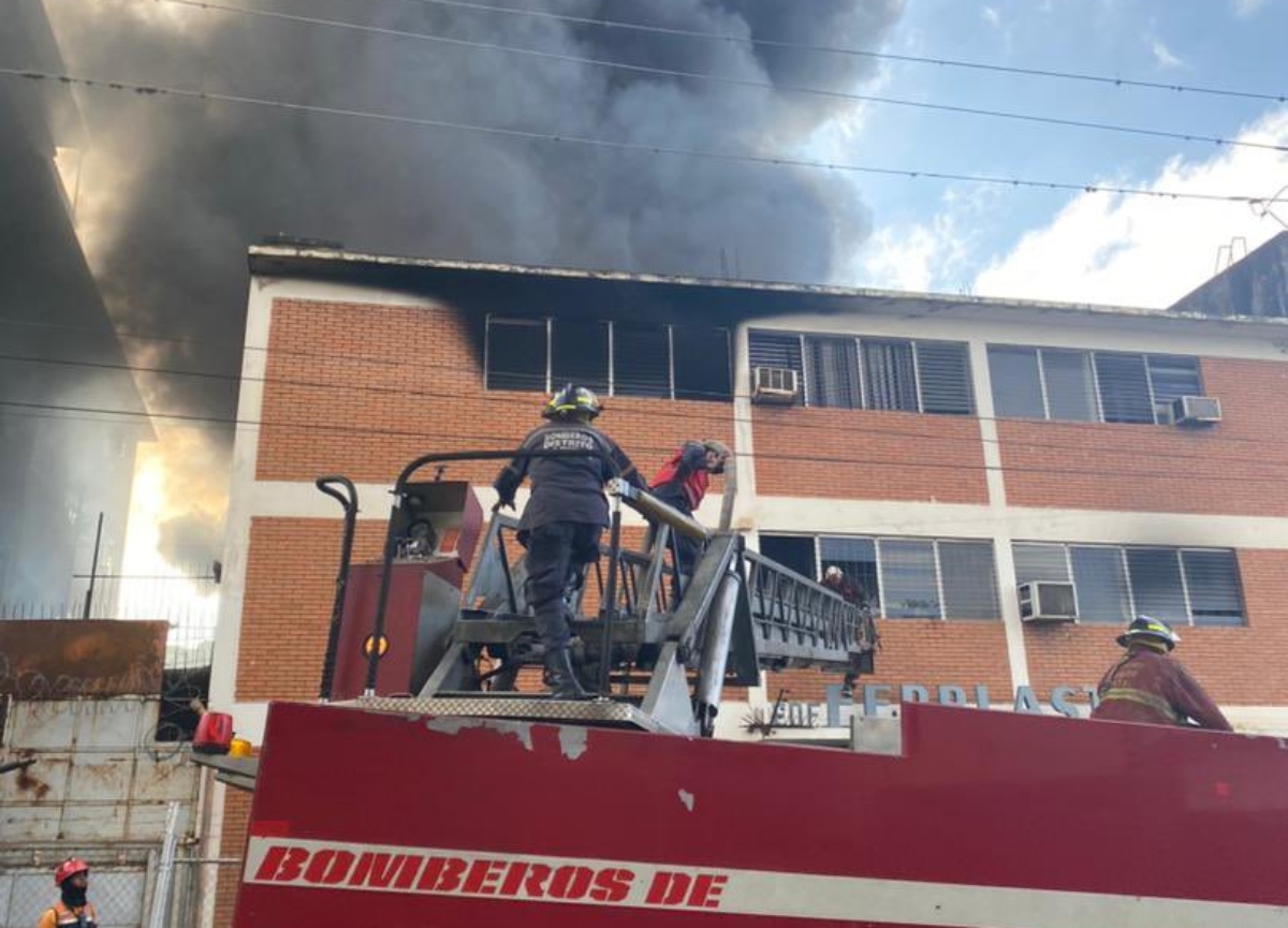 They control the fire in the Ferplastic de Boleíta building in Caracas