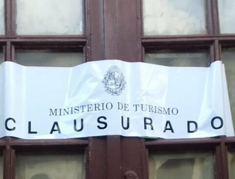 They denounced a travel agency for not providing paid services and Tourism closed it