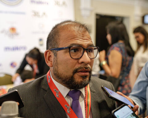 They include the former mayor of Arequipa Omar Candia in the list of the most wanted