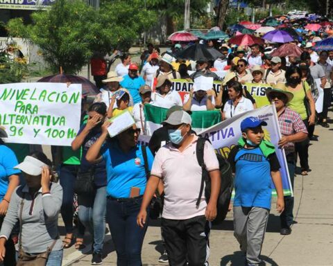 They release apprehended teachers and will socialize agreements with their bases