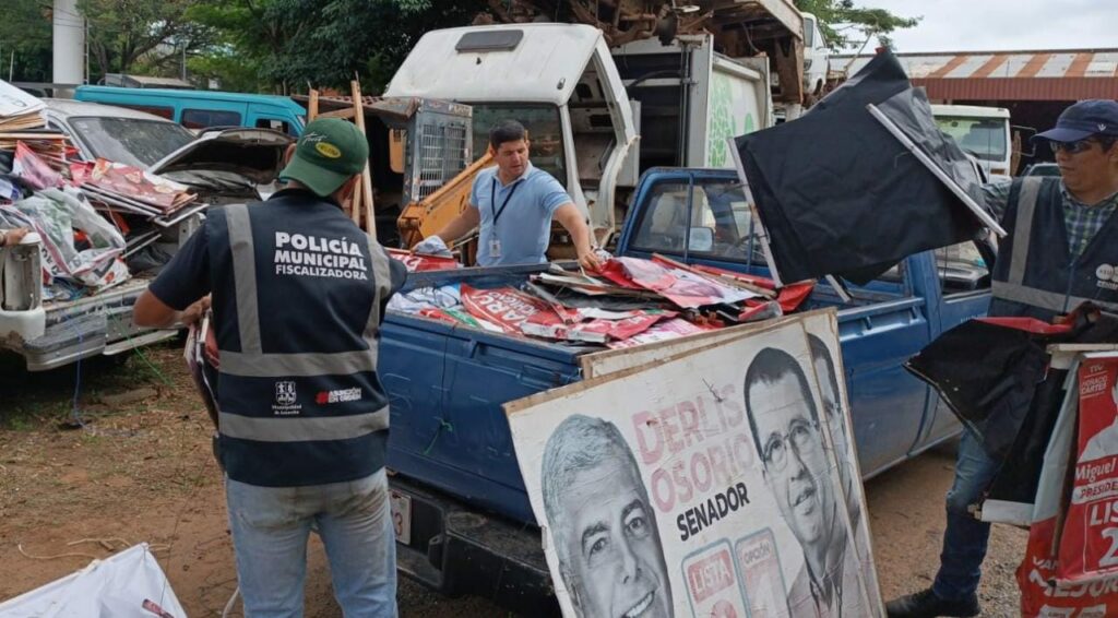 They remove advertising installed in prohibited areas of Asunción