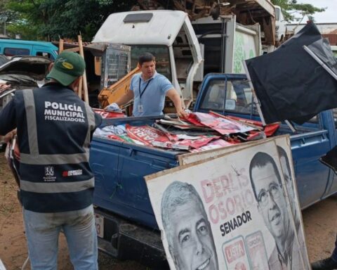 They remove advertising installed in prohibited areas of Asunción