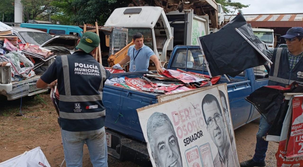 They remove advertising installed in prohibited areas of Asunción