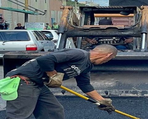 Supervisan colocación de asfalto en la parroquia Santa Rosalía de Caracas