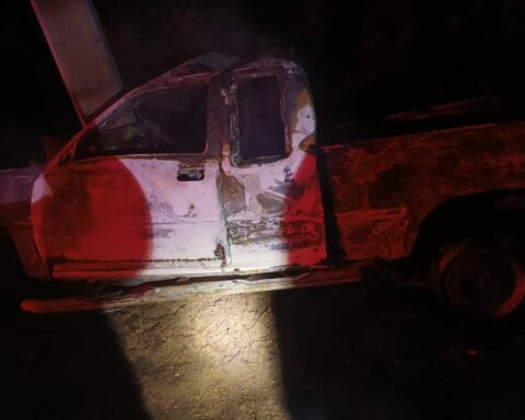 Three people die when a vehicle collides with a light pole and catches fire in Juan Dolio