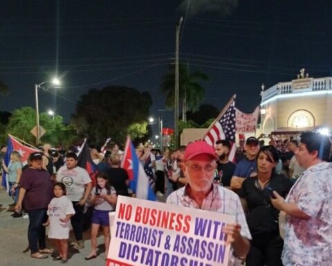 To the rhythm of 'Patria y Vida', hundreds of Cubans protest in Miami against the 'thaw'