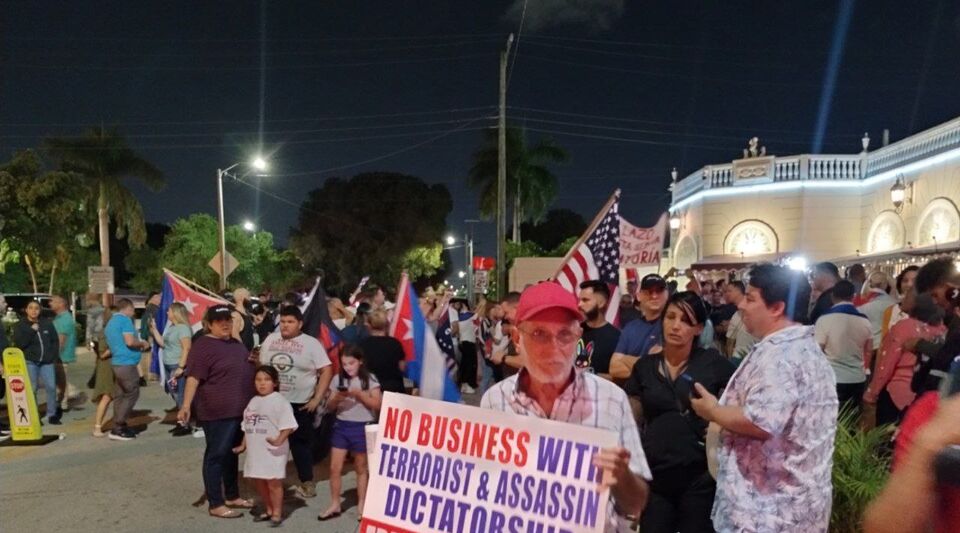 To the rhythm of 'Patria y Vida', hundreds of Cubans protest in Miami against the 'thaw'