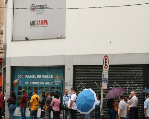 Unemployment reaches 8.4% between November and January and remains stable