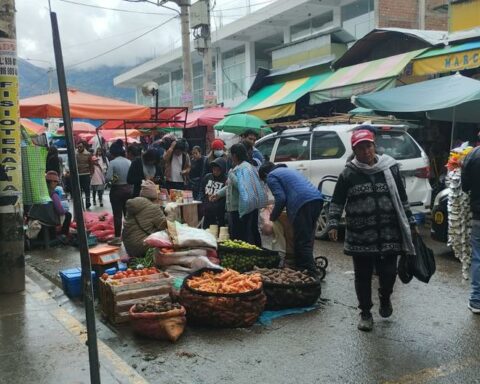 Up to four rows of informal merchants cause chaos and disorder on the Huancayo checkerboard