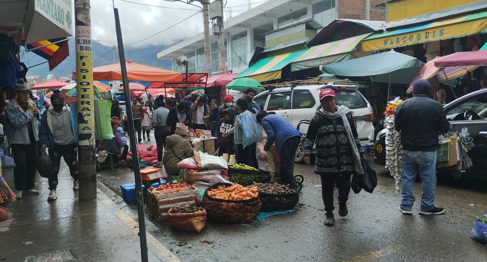 Up to four rows of informal merchants cause chaos and disorder on the Huancayo checkerboard