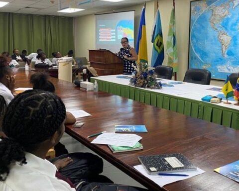 Venezuela participa en programa anual de visitas escolares de San Vicente y las Granadinas