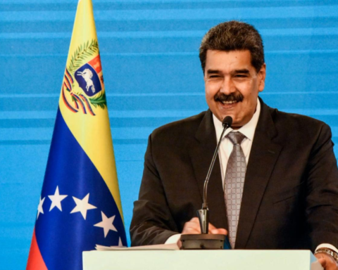 Venezuela strengthens ties with Bahamas, Laos and Saint Kitts and Nevis