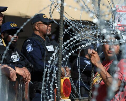 Venezuelan migrants try to cross into the US