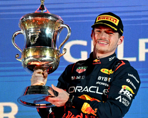 Verstappen 'flies' in the Bahrain GP ahead of Pérez and Alonso