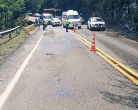 Vía Bogotá - Girardot is closed due to a landslide in La Nariz del Diablo