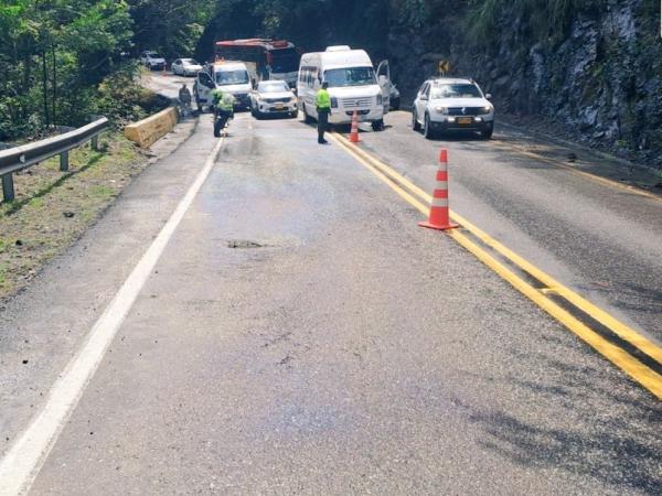 Vía Bogotá - Girardot is closed due to a landslide in La Nariz del Diablo