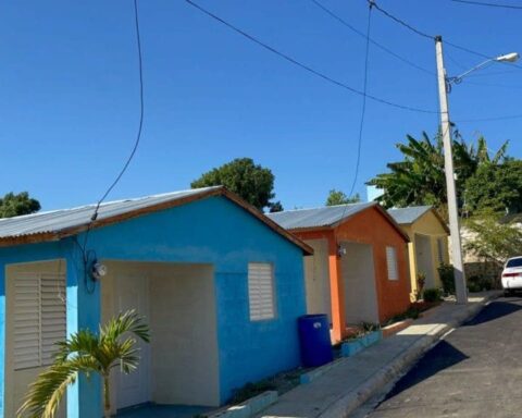 The vice president, Raquel Peña, also delivered 24 homes to low-income families in Sabana Iglesia