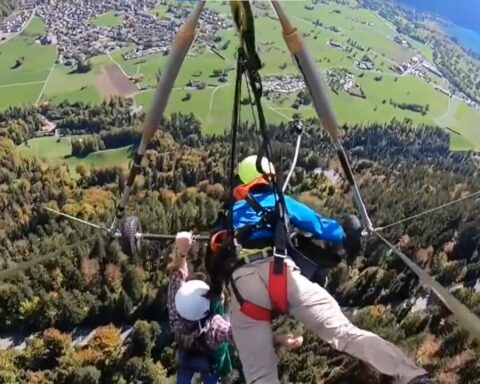 [Video] Man hangs by his hand 300 meters high while paragliding