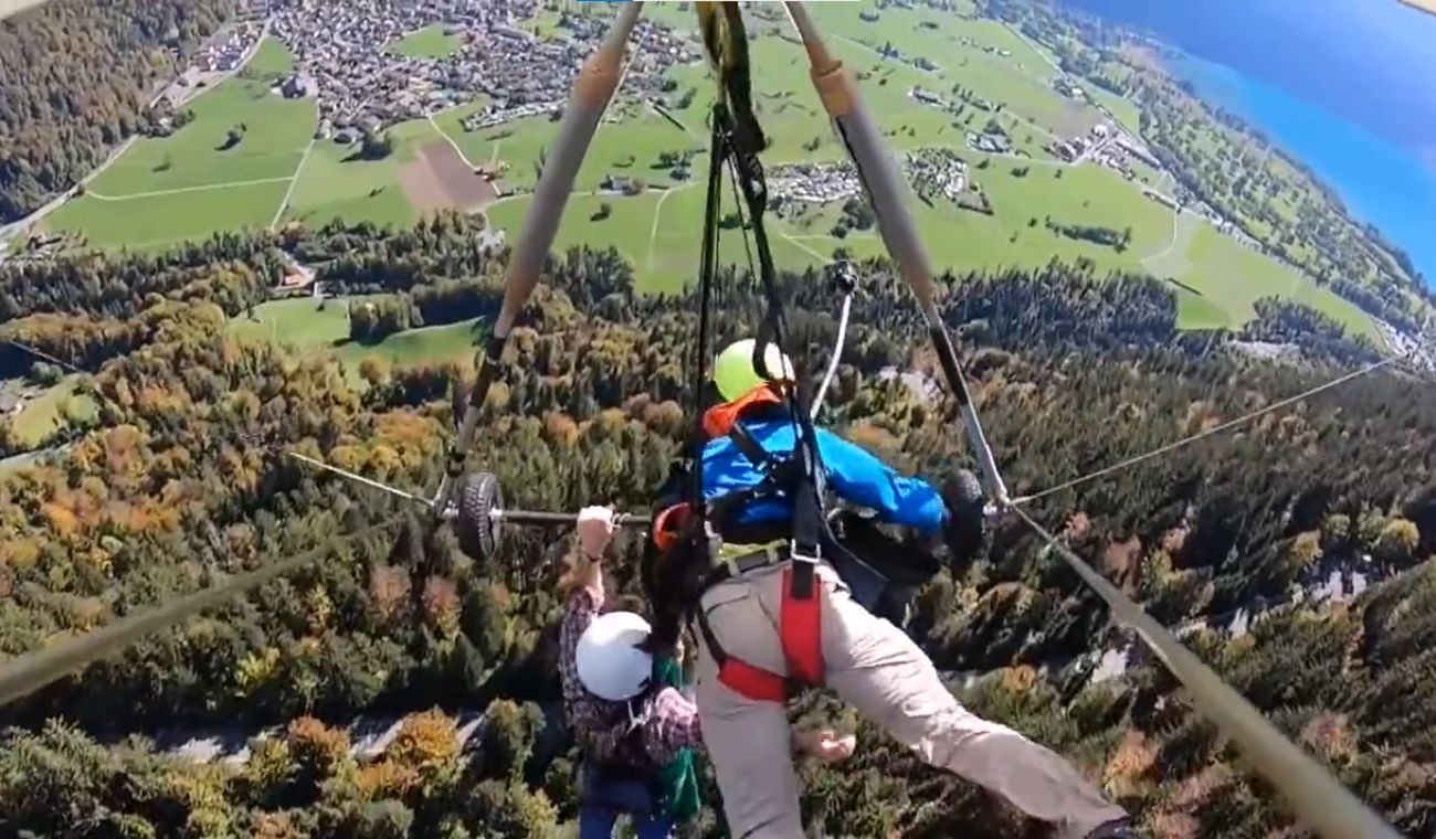 [Video] Man hangs by his hand 300 meters high while paragliding