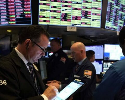 Wall Street falls on the prospect of higher rates than expected