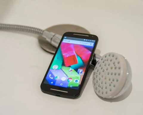 Por qué no se recomienda el celular en el baño para escuchar música