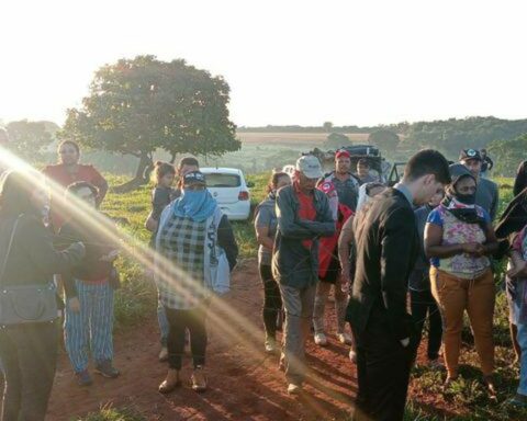 Women from the Landless Movement occupy a farm in Goiás