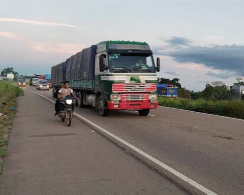 Yapacaní community members declare another intermediate room in the blockade of the Santa Cruz-Cochabamba highway