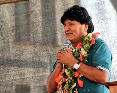 "Escape, escape blues": videos circulate of how they prevent the entry of Evo and his companions to Chamaca, Yungas