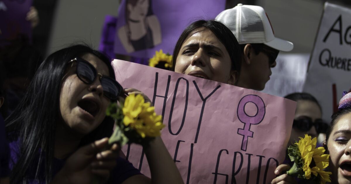 "Not one more femicide victim!"claim Mexicans with the #8M nearby