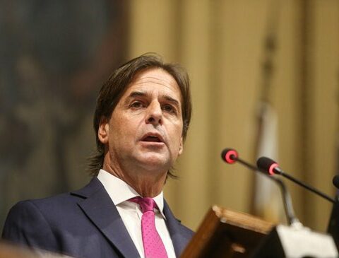 "Putting it in writing is not enough": Lacalle's message for 8M