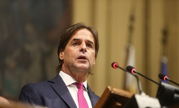 "Putting it in writing is not enough": Lacalle's message for 8M