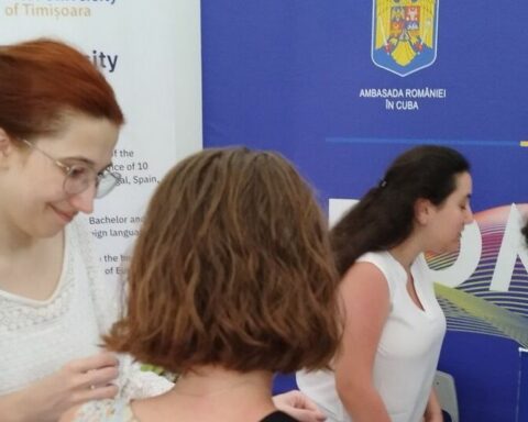 A fair of European university scholarships attracts hundreds of Cubans in Havana