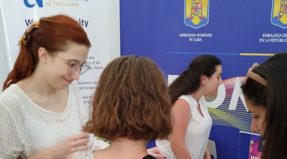 A fair of European university scholarships attracts hundreds of Cubans in Havana