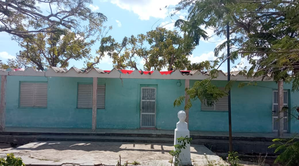 A homeless school in San Juan y Martínez where the Cuban regime profits from tobacco