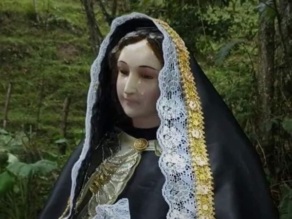 ¿Un milagro? devotos aseguran que imagen de la Virgen María lloró durante vigilia pascual