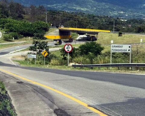 After more than 2 hours of closure, the Bogotá - Girardot road was enabled