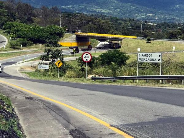 After more than 2 hours of closure, the Bogotá - Girardot road was enabled