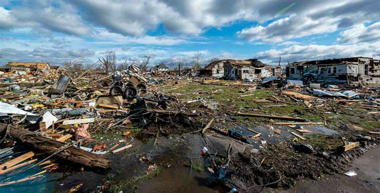 At least 32 dead after strong storms and tornadoes in the US