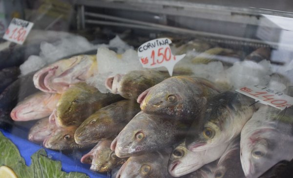 Boats that did not set sail and few people in the city: this was the sale of fish on Good Friday