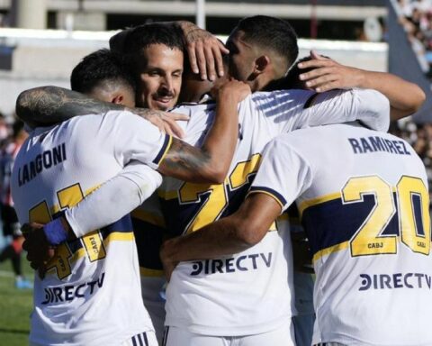 Boca thrashes Barracas Central at home