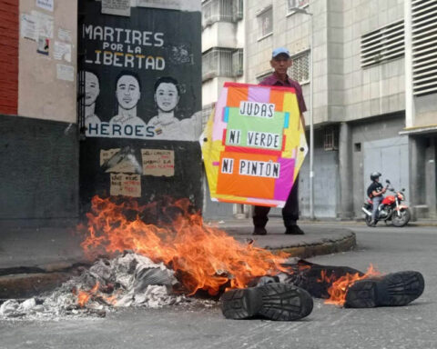 Burning of "Judas El Aissami Padrino Meléndez de Maduro" in Caracas criticized corruption