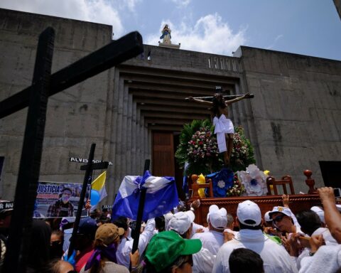 Cenidh points out that the regime "flagrantly violates religious freedom" by banning Catholic traditions