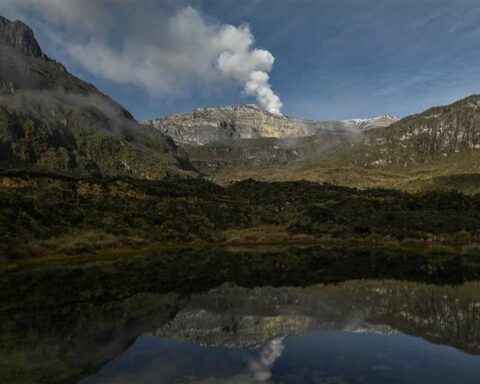 Colombia recommends evacuating towns near the Nevado del Ruiz volcano
