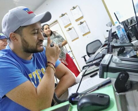 Communities near Nevado del Ruiz in Tolima receive radios to communicate with authorities