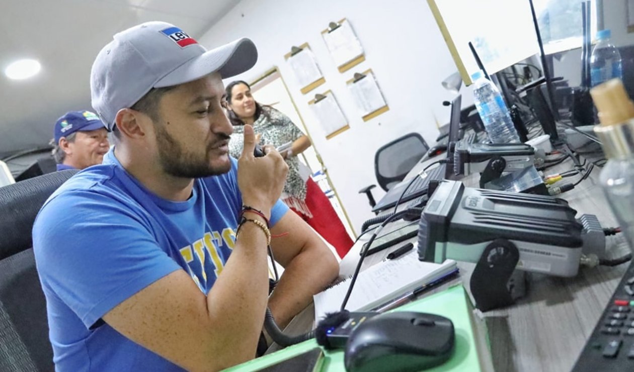 Communities near Nevado del Ruiz in Tolima receive radios to communicate with authorities