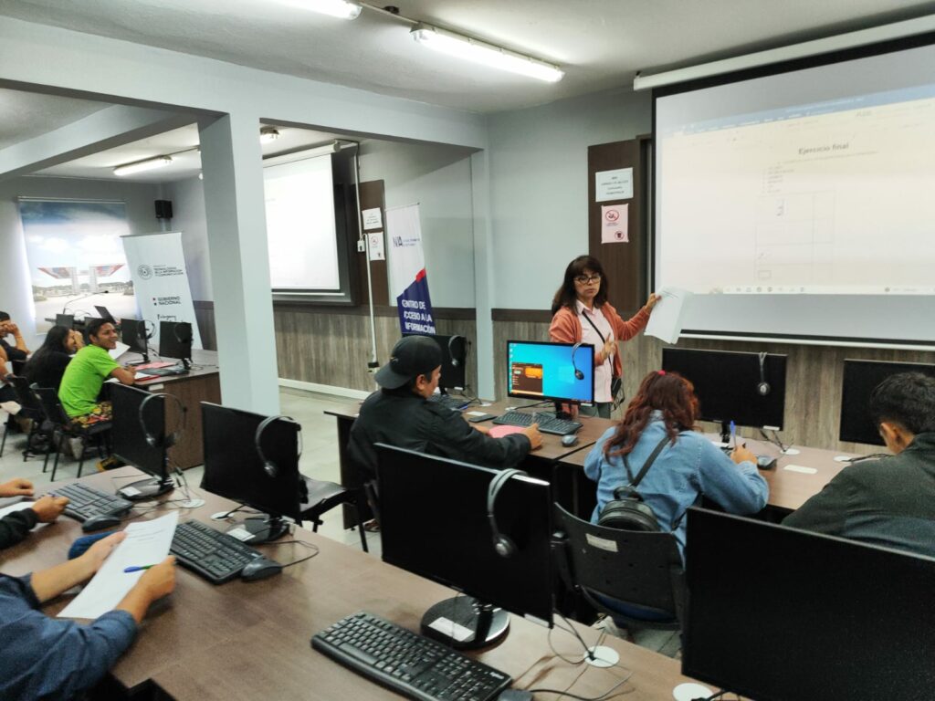 Computer classes for residents of Bañado Tacumbú continue