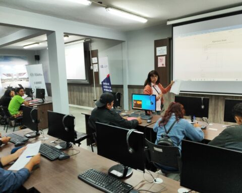 Computer classes for residents of Bañado Tacumbú continue