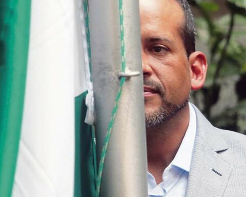 Confirm third accusation against Governor Camacho