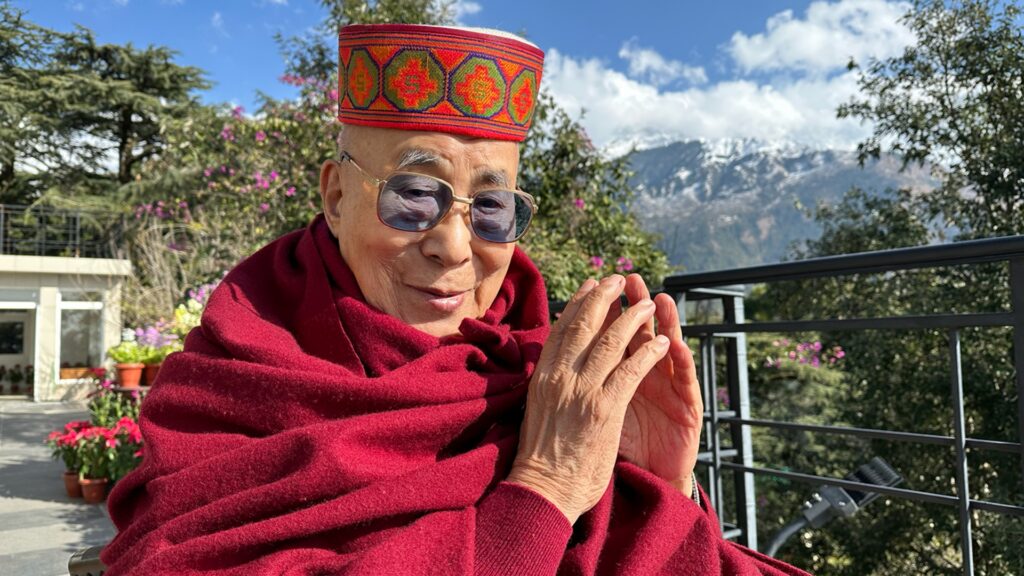 Dalai Lama apologizes after controversial act in which he asks a child to "suck the tongue"